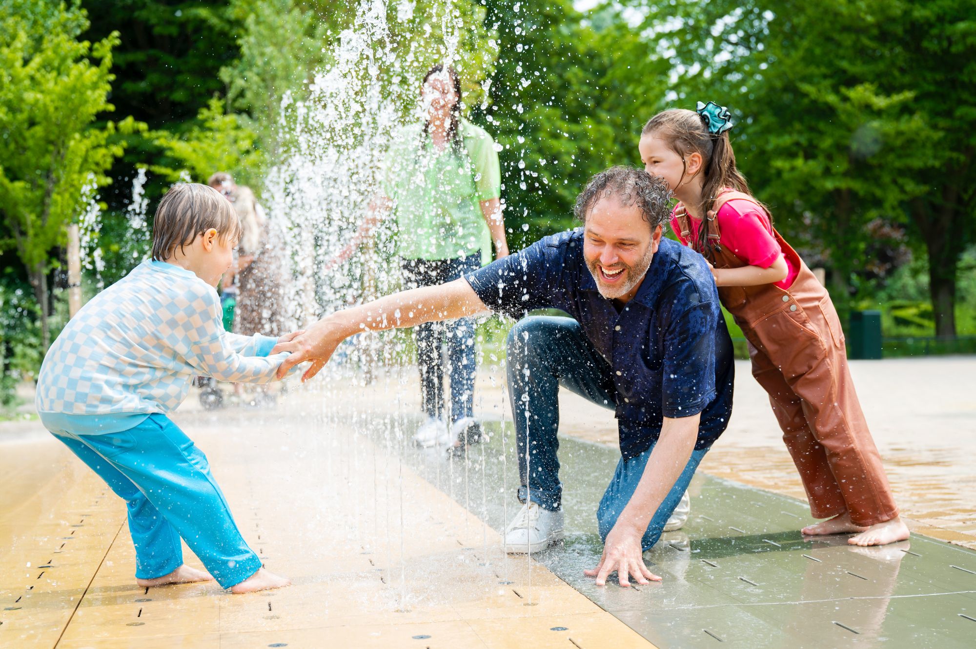 Walibi ist ein familienfreundlicher Freizeitpark, der Kindern viel bietet.