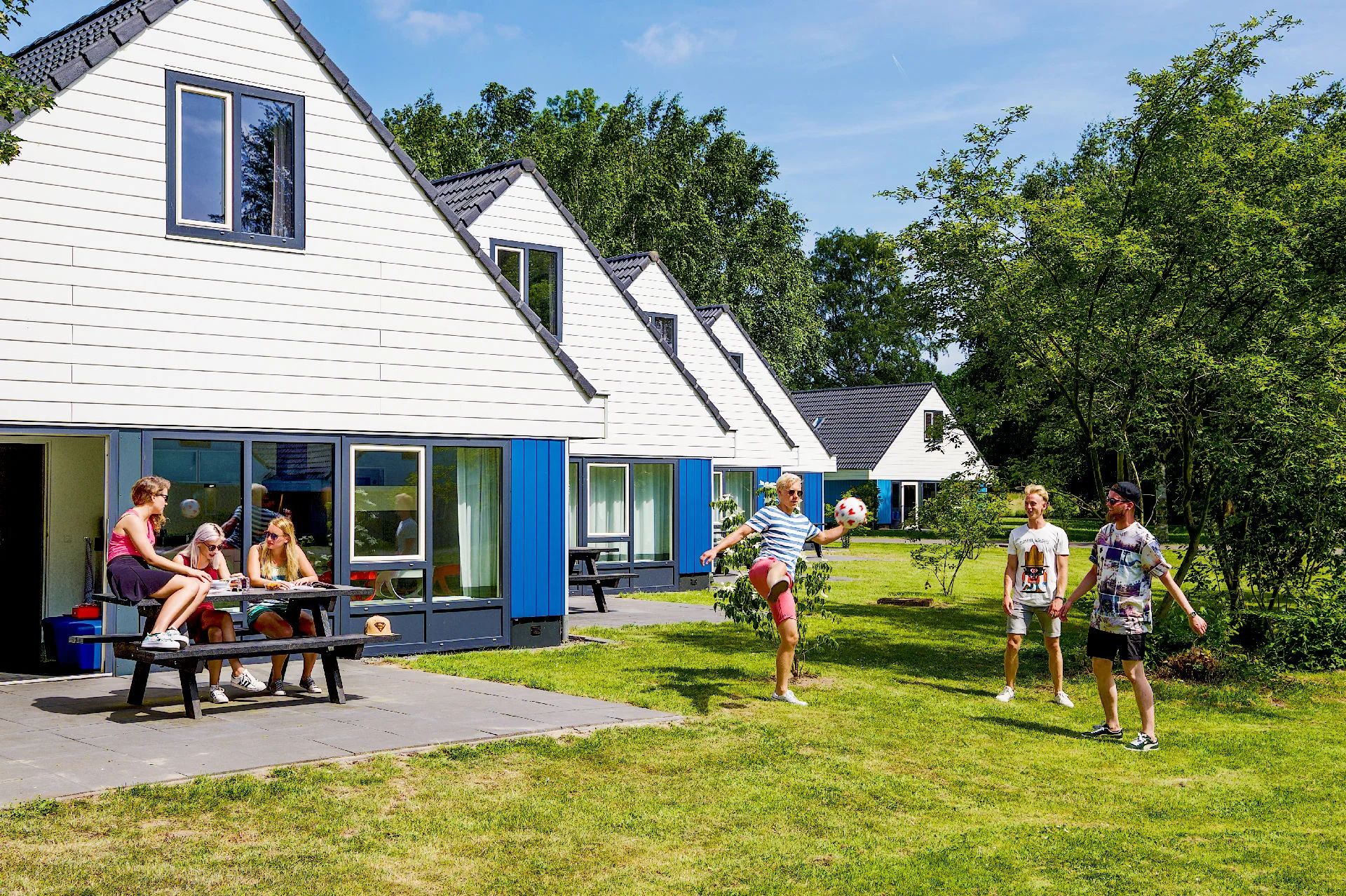 Für Besucher aus Deutschland bietet sich die Übernachtung im Walibi Village an.