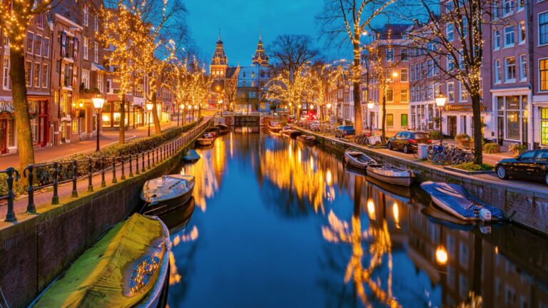 Amsterdam: Grachten, Lichter und Zimtduft